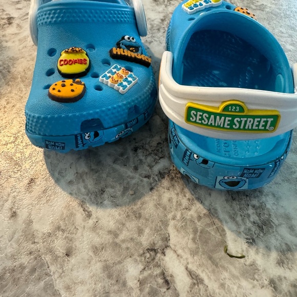 Size 4 toddler crocs - Picture 2 of 4
